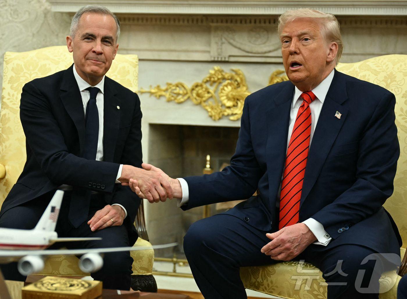 본문 이미지 - 도널드 트럼프 미국 대통령이 6일&#40;현지시간&#41; 워싱턴 백악관에서 마크 카니 캐나다 총리와 회담 중 악수를 하고 있다. 2025.05.07 ⓒ AFP=뉴스1 ⓒ News1 우동명 기자