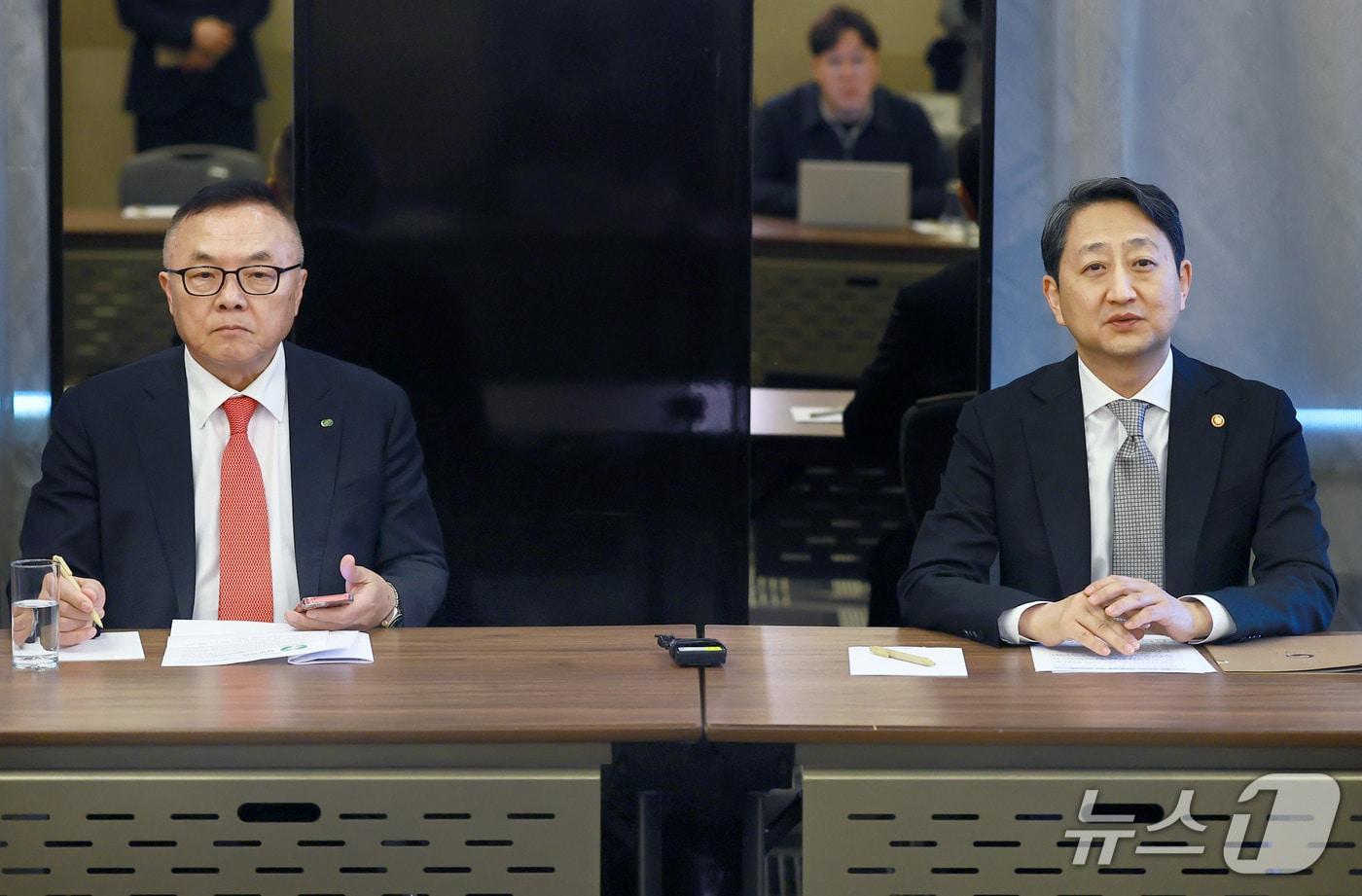 안덕근 산업통상자원부 장관과 황주호 한수원 사장은 6일(현지시간) 체코 현지에서 언론 간담회를 하고 있다.