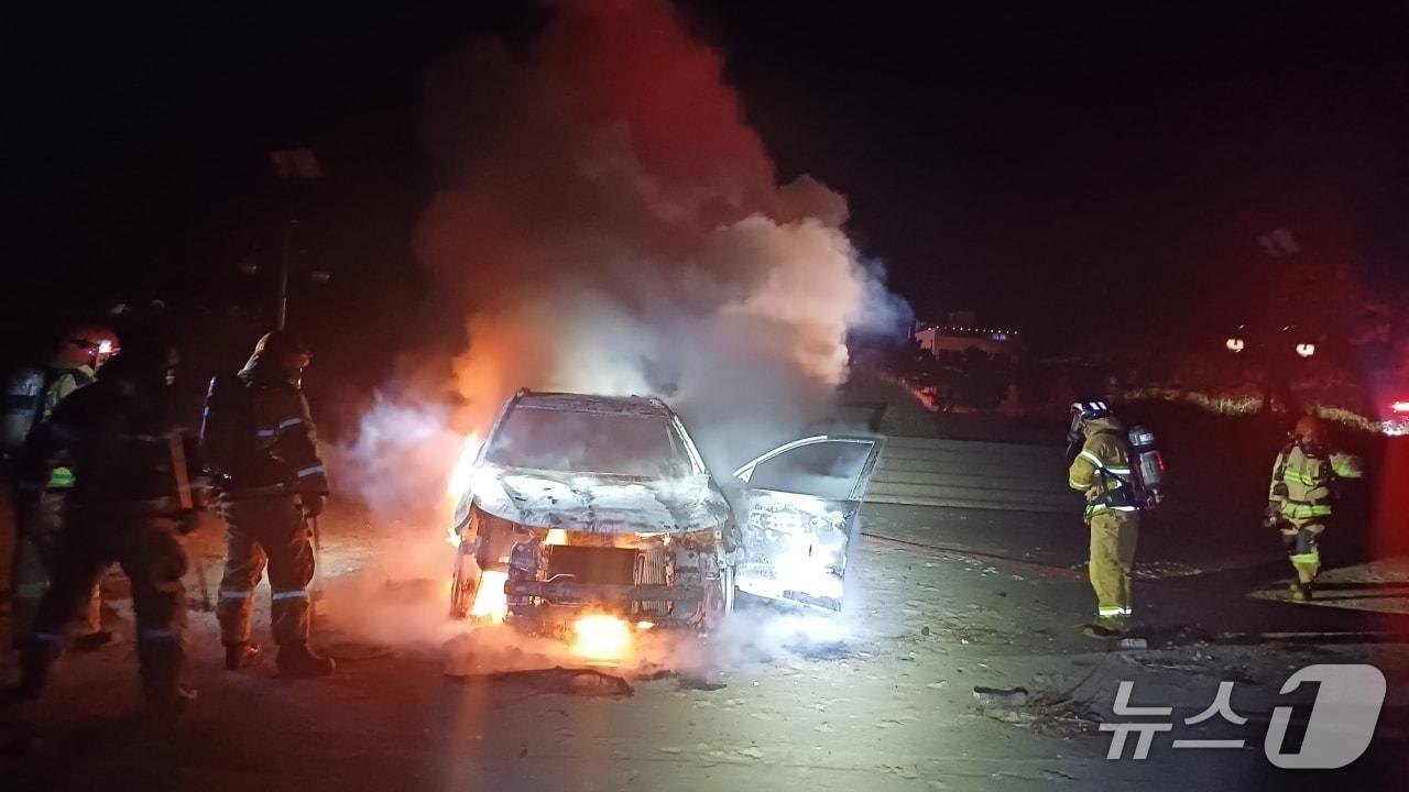 본문 이미지 - 태안 청포대해수욕장 차량 화재 현장. (태안소방서 제공, 재판매 및 DB 금지)/뉴스1