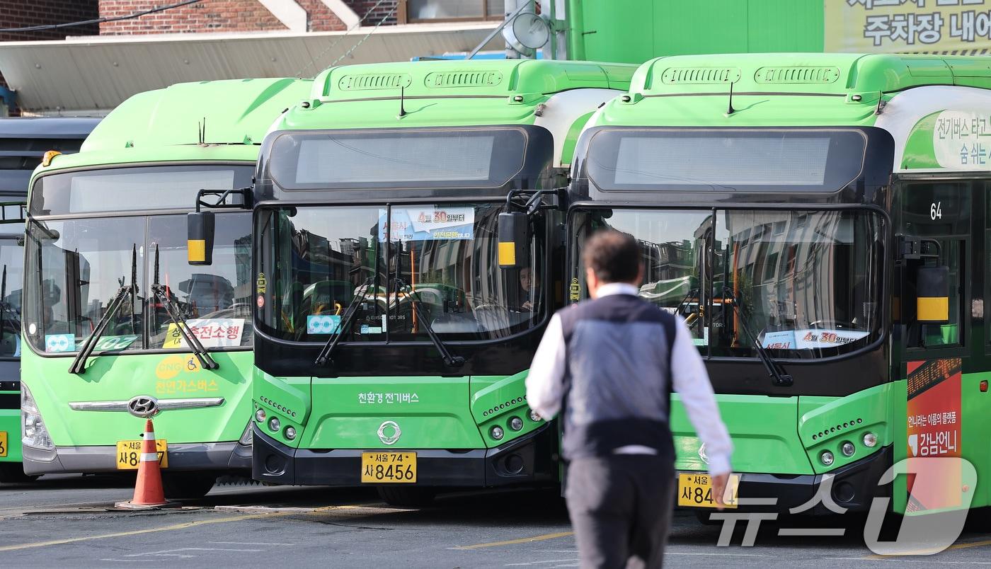 본문 이미지 - 서울 시내버스 노조가 준법투쟁을 재개한 7일 오전 서울 성동구 태진운수에 주차된 시내버스 운전석에 준법운행을 알리는 피켓이 놓여져 있다. 준법운행은 승객이 탑승 후 자리에 앉는 등 안전이 확보된 것을 확인 후 출발하거나, 앞서가는 차를 추월하지 않는 식의 방법으로 버스의 연착을 유도하는 방식이다. 2025.5.7/뉴스1 ⓒ News1 김성진 기자