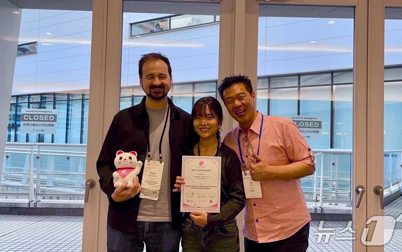 본문 이미지 -  이성주 KAIST 전기및전자공학부 이성주 교수(오른쪽) 연구팀(KAIST 제공) /뉴스1