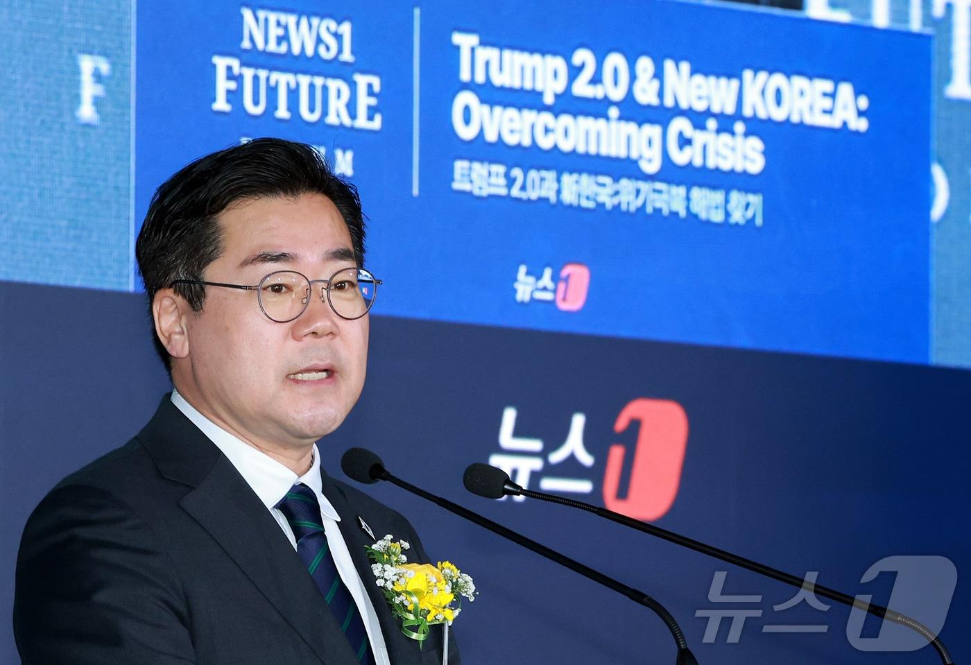 본문 이미지 - 박찬대 더불어민주당 상임 총괄선대위원장 겸 당대표 직무대행이 7일 서울 여의도 페어몬트 호텔에서 열린 뉴스1 미래포럼에서 축사를 하고 있다. ‘트럼프 2.0과 新한국:위기 극복 해법 찾기’를 주제로 열린 이번 포럼은 뉴스1 주최로 열렸다. 2025.5.7/뉴스1 ⓒ News1 김진환 기자