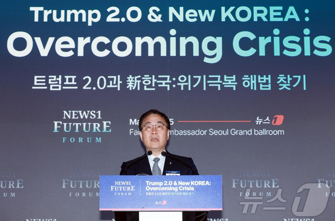 최형두 국민의힘 비상대책위원이 7일 서울 여의도 페어몬트 호텔에서 열린 뉴스1 미래포럼에서 권영세 비상대책위원장의 축사를 대독하고 있다. ‘트럼프 2.0과 新한국:위기 극복 해법 찾기’를 주제로 열린 이번 포럼은 뉴스1 주최로 열렸다. 2025.5.7/뉴스1 ⓒ News1 김진환 기자