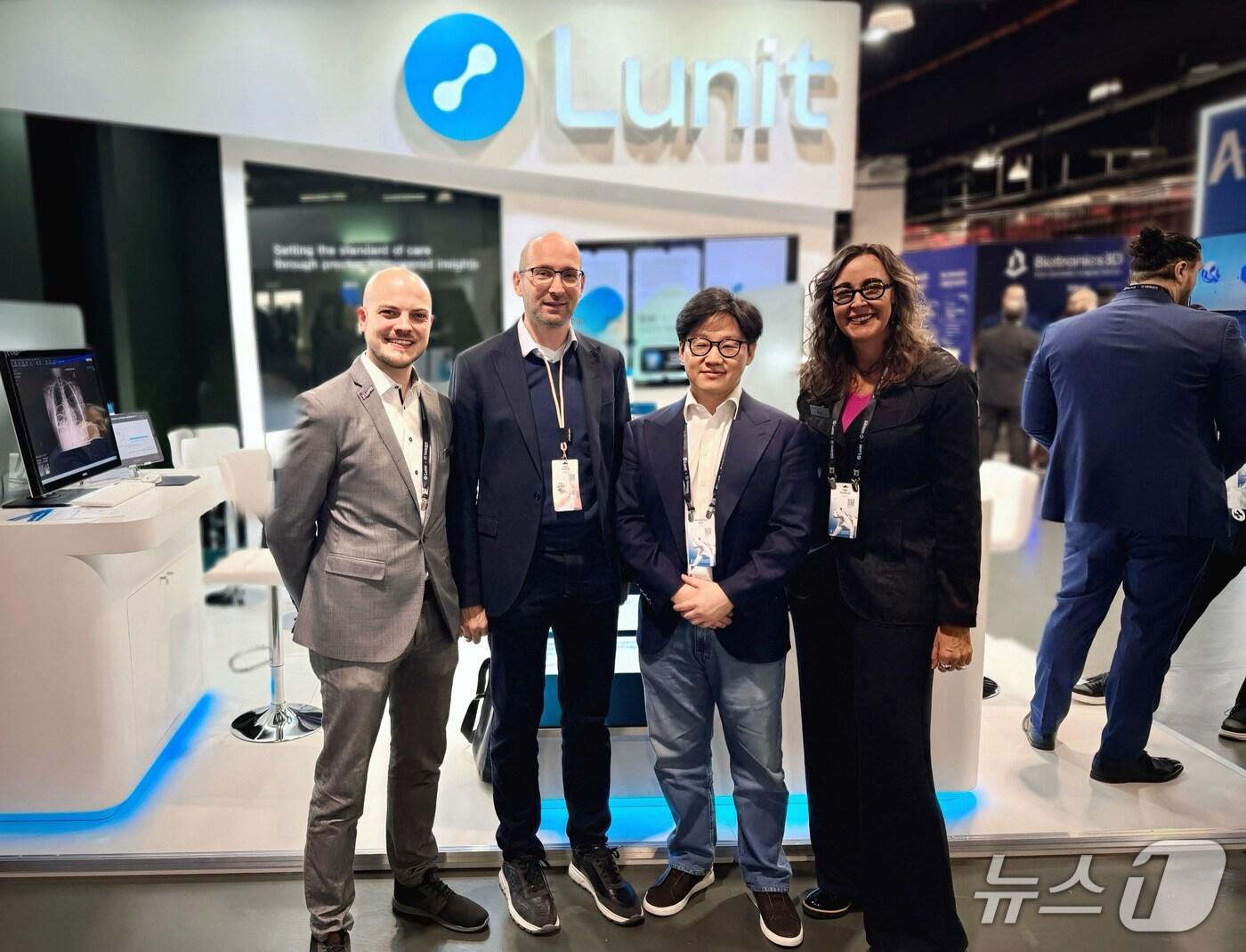 본문 이미지 - 도미닉 귄젤(Dominik Guenzel) 루닛 독일어권·북유럽 지역 담당 매니저(왼쪽부터), 우베 파이퍼(Uwe Pfeifer) 스타비전 대표, 서범석 루닛 대표, 테리 토마스(Teri Thomas) 루닛 최고사업책임자(CBO)가 영상의학회에서 기념사진을 찍고 있다.(루닛 제공)/뉴스1