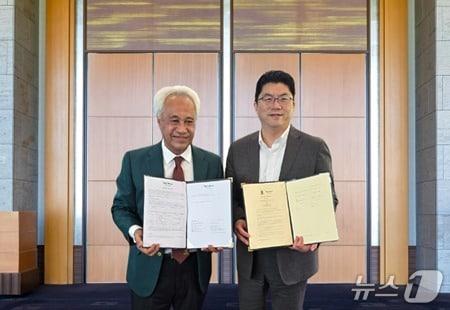 본문 이미지 - 다툭 닉 애즈먼 모드 자인(Datuk Nik Azman Mohd Zain) 회장(왼쪽)과 김진수 모나용평 부사장(모나용평 제공)