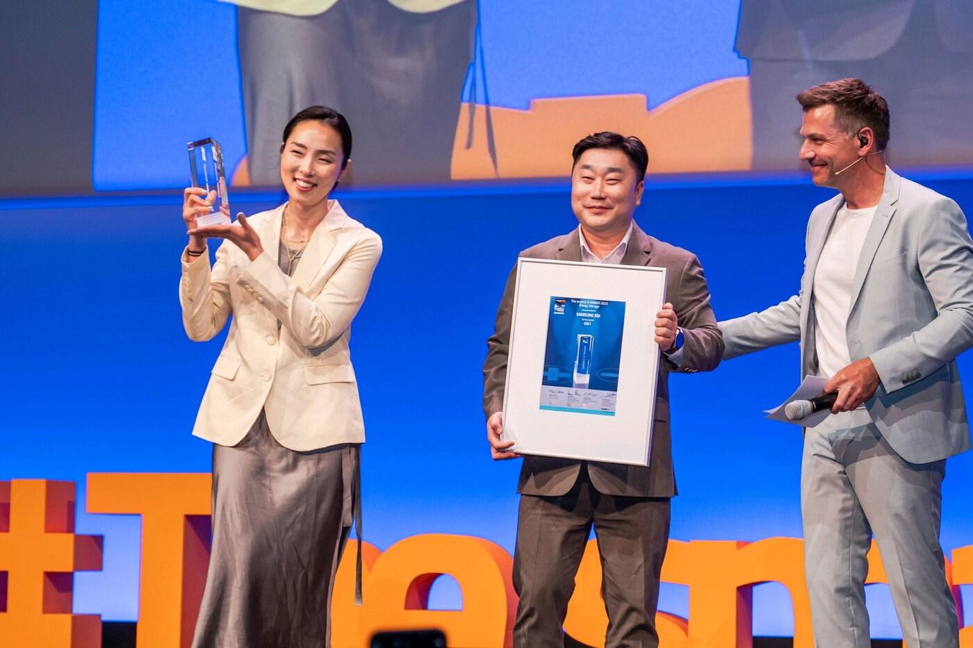 본문 이미지 - 곽현영 삼성SDI 중대형 마케팅팀장사진 왼쪽)이 '어워드 위너' 트로피를 수상하고 있는 모습(삼성SDI 제공)