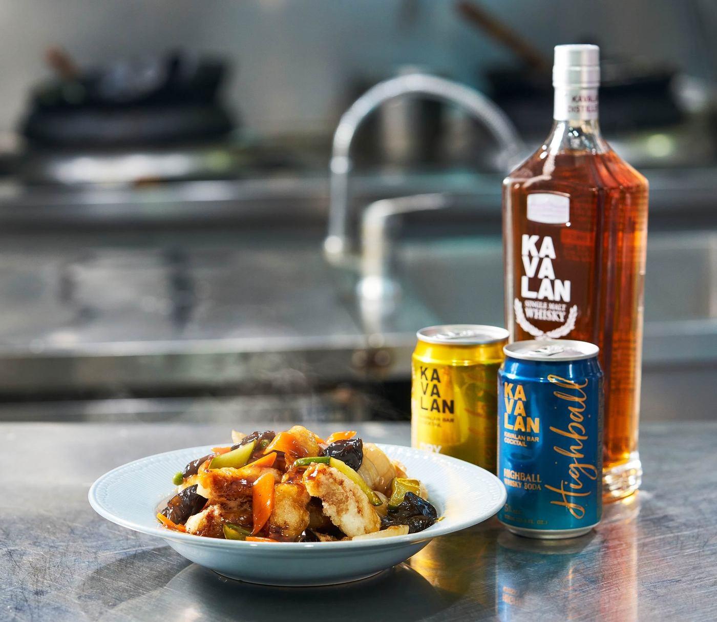 본문 이미지 - 이연복 셰프와 협업한 카발란.&#40;골든블루 인터내셔널 제공&#41;