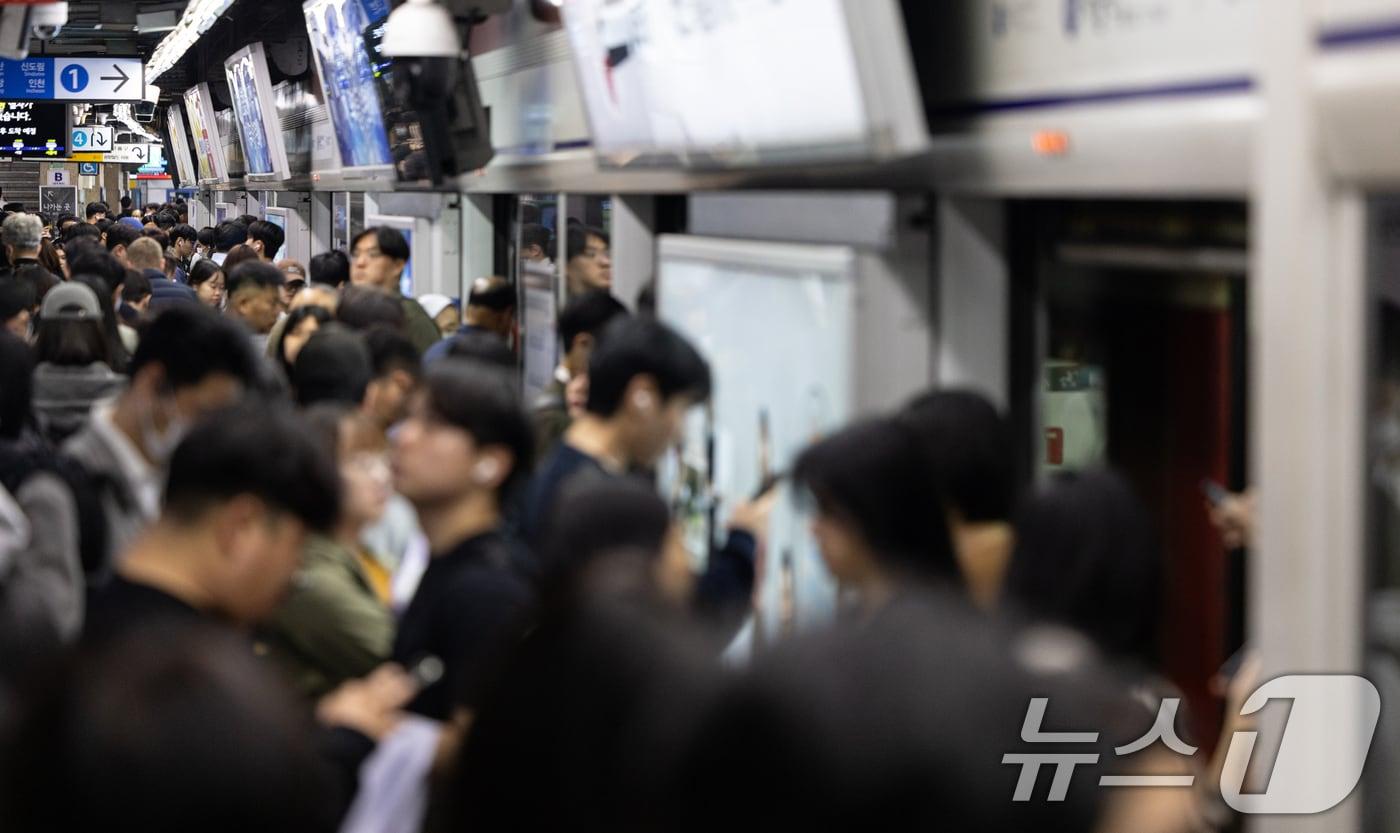 7일 서울 중구 지하철 서울역에서 승객들이 탑승 및 하차하고 있다.  2025.5.7/뉴스1 ⓒ News1 이승배 기자