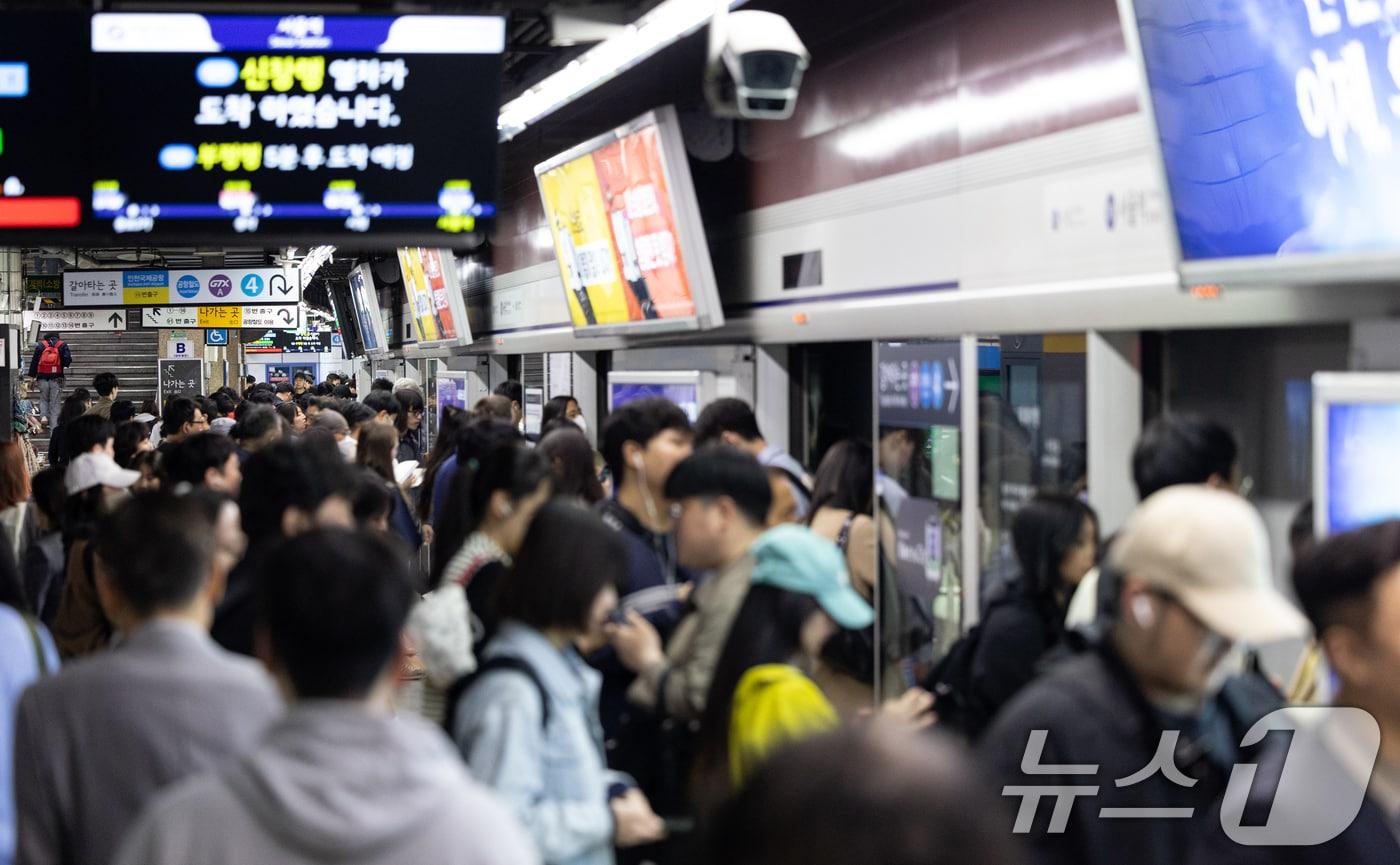 서울 지하철 서울역에서 승객들이 탑승 및 하차하고 있다. 2025.5.7/뉴스1 ⓒ News1 이승배 기자