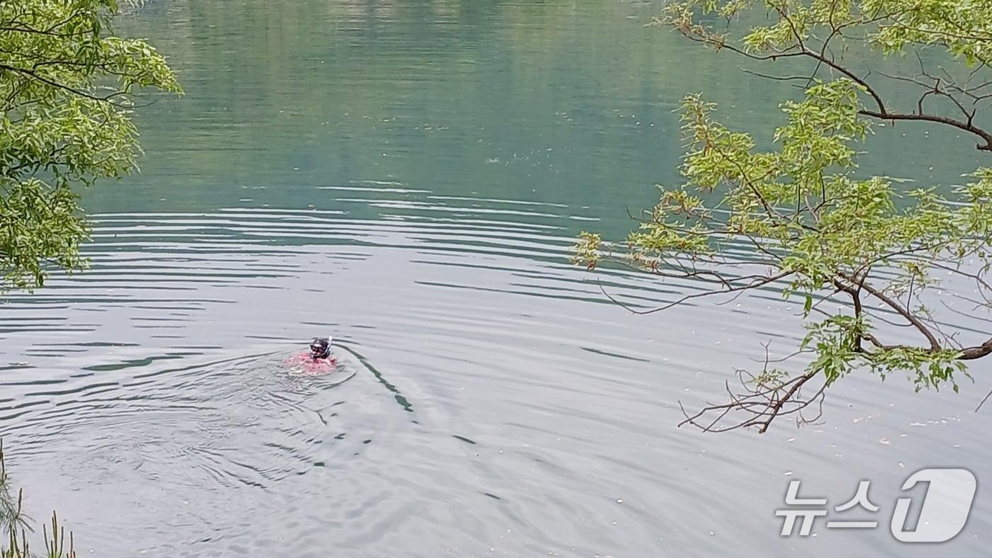 6일 오후 4시 24분 경북 칠곡군 석적읍 성곡리의 한 저수지에서 승용차가 난간을 충동 후 저수지로 추락해 50대 남성이 숨졌다.(경북소방본부 제공. 재판매 및 DB 금지)2025.5.7/뉴스1