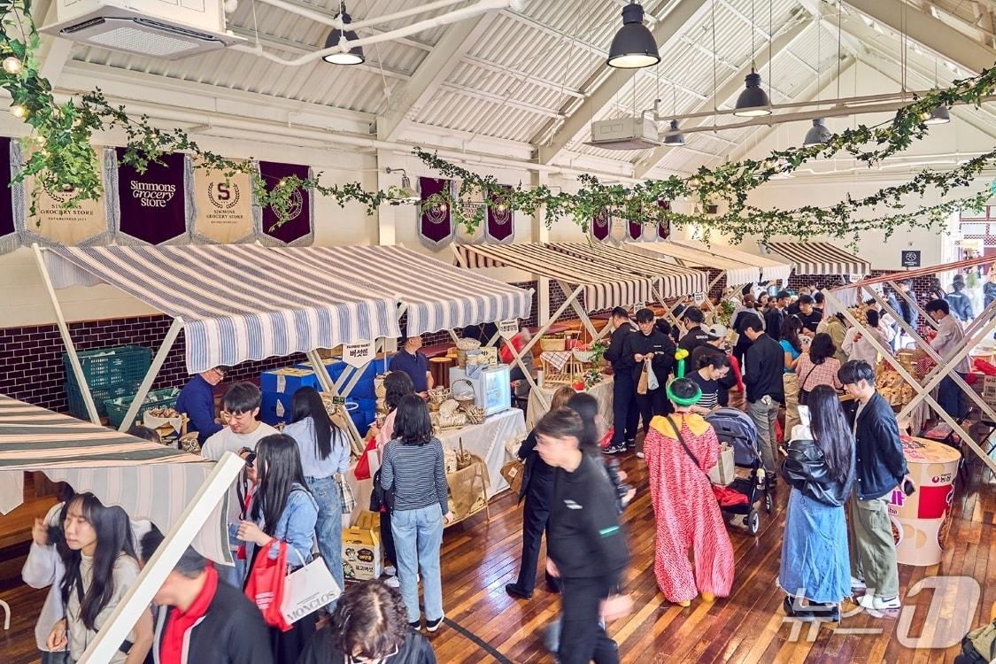 본문 이미지 - 경기 이천 시몬스테라스에서 열린 &#39;파머스마켓&#39; &#40;시몬스 제공&#41;