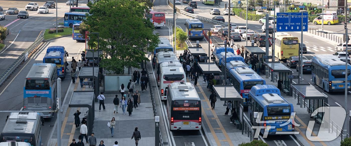 서울 시내버스노조가 준법운행을 재개한 7일 서울 중구 서울역 버스정류장에 버스가 정차하고 있다. 지난달 29일 협상 결렬 이후 노사 간 공식 교섭은 중단된 상태며, 시내버스 노조는 오는 8일 전국자동차노조 지역 대표자회의에서 전면 파업 전환 여부를 최종 논의할 계획이다. 2025.5.7/뉴스1 ⓒ News1 이승배 기자