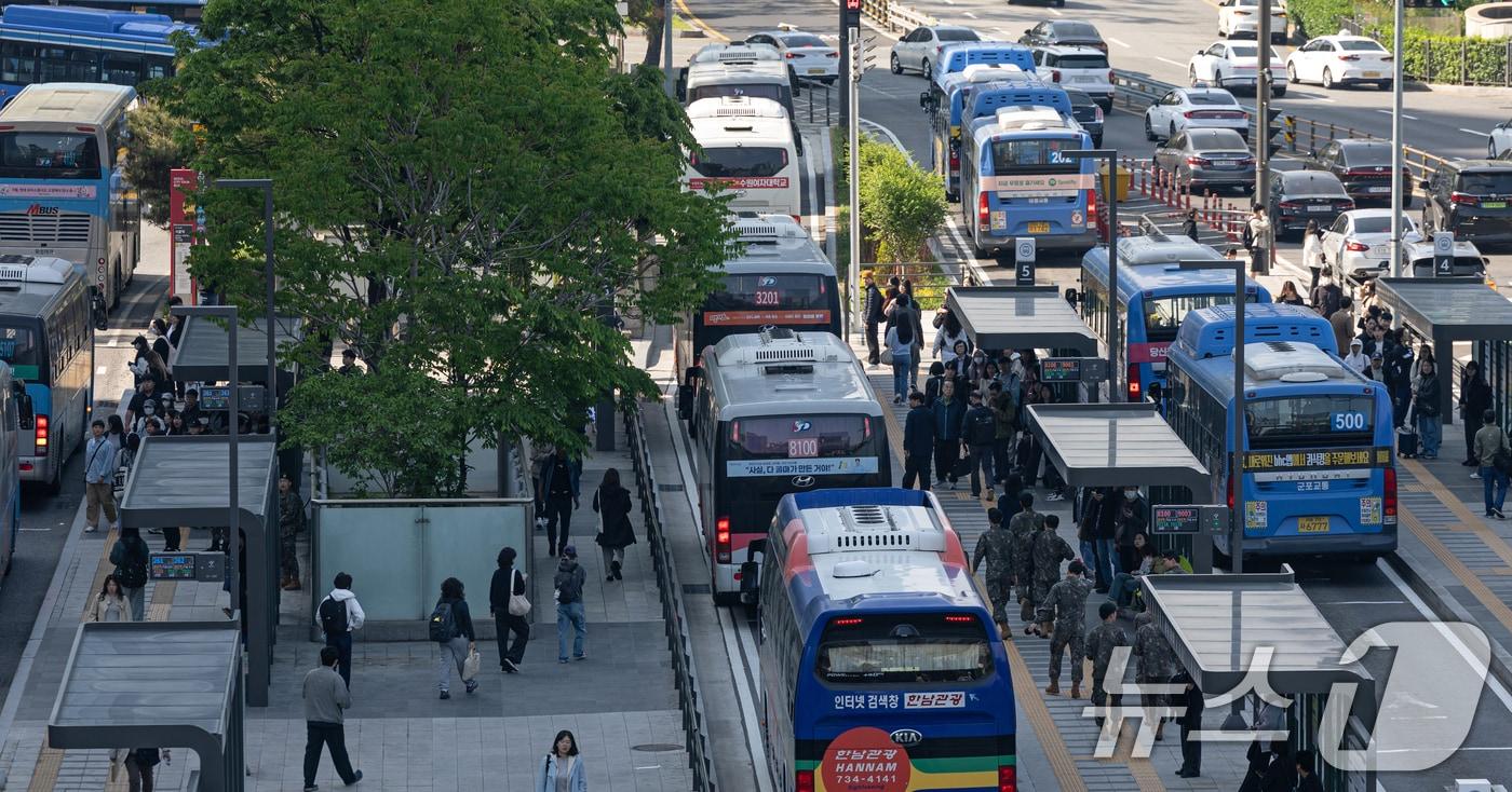 본문 이미지 - 서울 시내버스노조가 준법운행을 재개한 7일 서울 중구 서울역 버스정류장에 버스가 정차하고 있다. 2025.5.7/뉴스1 ⓒ News1 이승배 기자