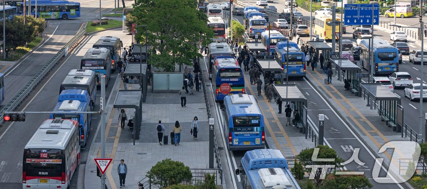 본문 이미지 - 서울 시내버스노조가 준법운행을 재개한 7일 서울 중구 서울역 버스정류장에 버스가 정차하고 있다. 2025.5.7/뉴스1 ⓒ News1 이승배 기자