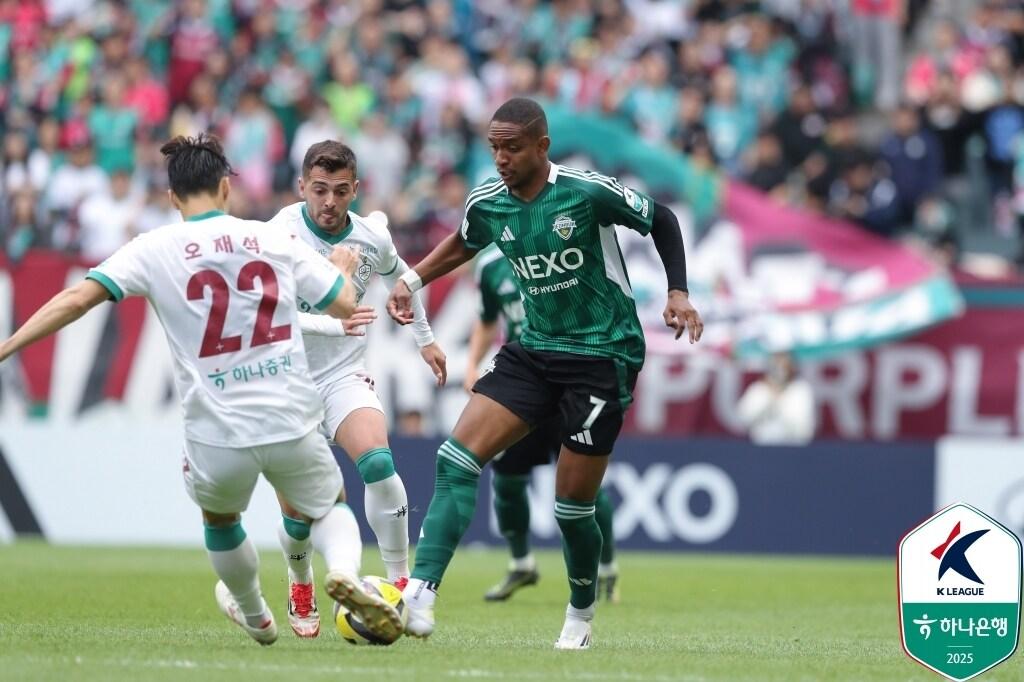 본문 이미지 - 리그 선두 대전과 2위 전북이 6일 전주성 맞대결에서 1-1로 비겼다. 두 팀 모두 근래 지는 법을 잊고 지내는 중이다. &#40;한국프로축구연맹 제공&#41;