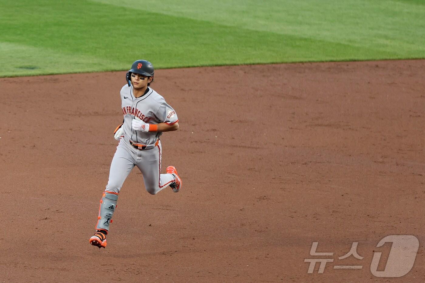 본문 이미지 - 이정후(샌프란시스코 자이언츠)가 7일(한국시간) 열린 2025 메이저리그 시카고 컵스와의 경기에서 3회 2점 홈런을 터뜨린 뒤 그라운드를 돌고 있다. ⓒ AFP=뉴스1