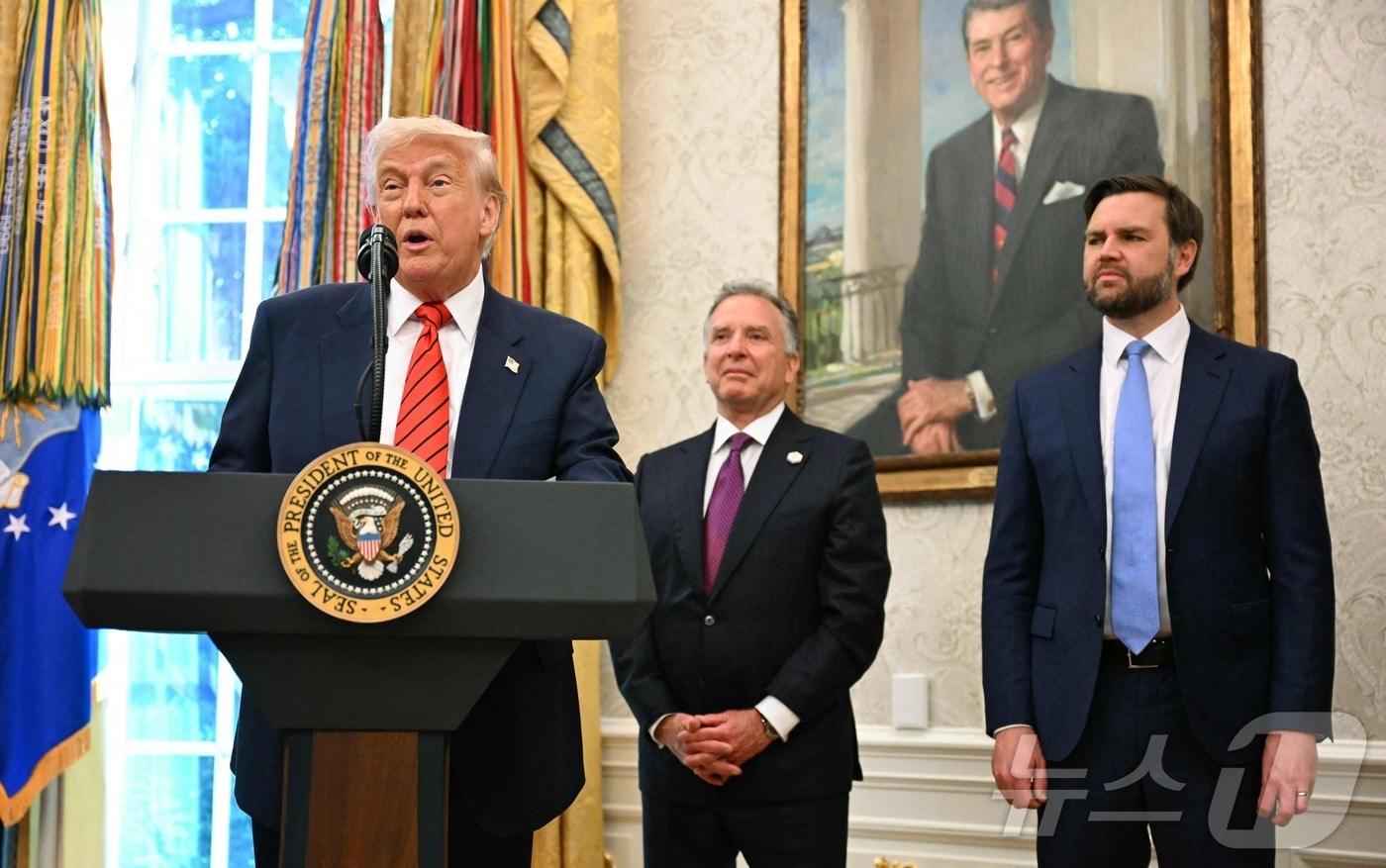 도널드 트럼프 미국 대통령이 지난 5월 6일(현지시간) 워싱턴 백악관에서 열린 스티브 위트코프(가운데) 중동 특사의 취임 선서식서 연설을 하고 있다. 오른쪽은 JD 밴스 부통령. 2025.05.07 ⓒ AFP=뉴스1 ⓒ News1 우동명 기자