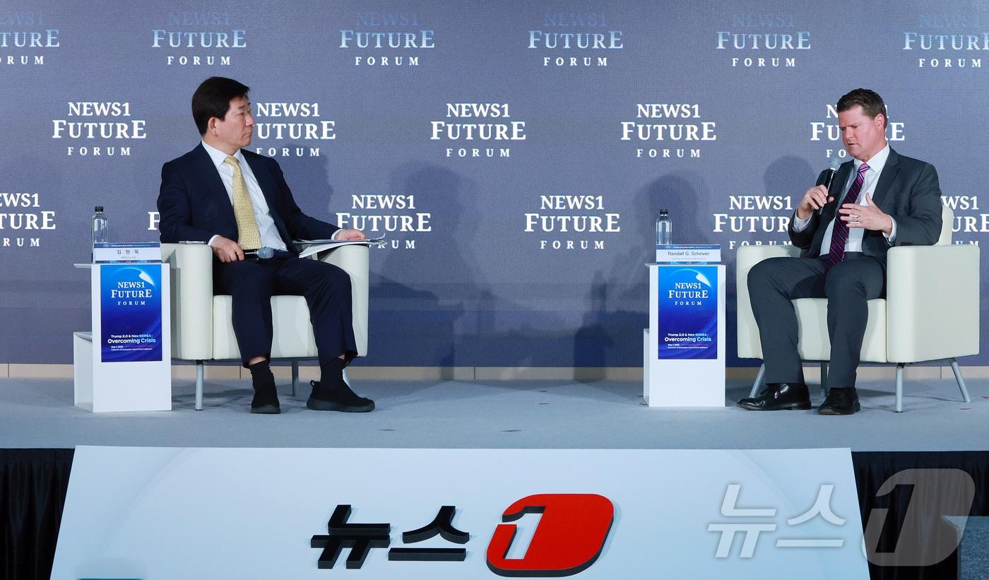 김현욱 세종연구소 소장과 랜달 슈라이버 전 미 국방부 동아시아·태평양 담당 차관보&#40;현 프로젝트 2049 연구소 소장&#41;가 7일 서울 여의도 페어몬트 호텔에서 열린 뉴스1 미래포럼에서 특별대담을 하고 있다. ‘트럼프 2.0과 新한국:위기 극복 해법 찾기’를 주제로 열린 이번 포럼은 뉴스1 주최로 열렸다. 2025.5.7/뉴스1 ⓒ News1 김진환 기자