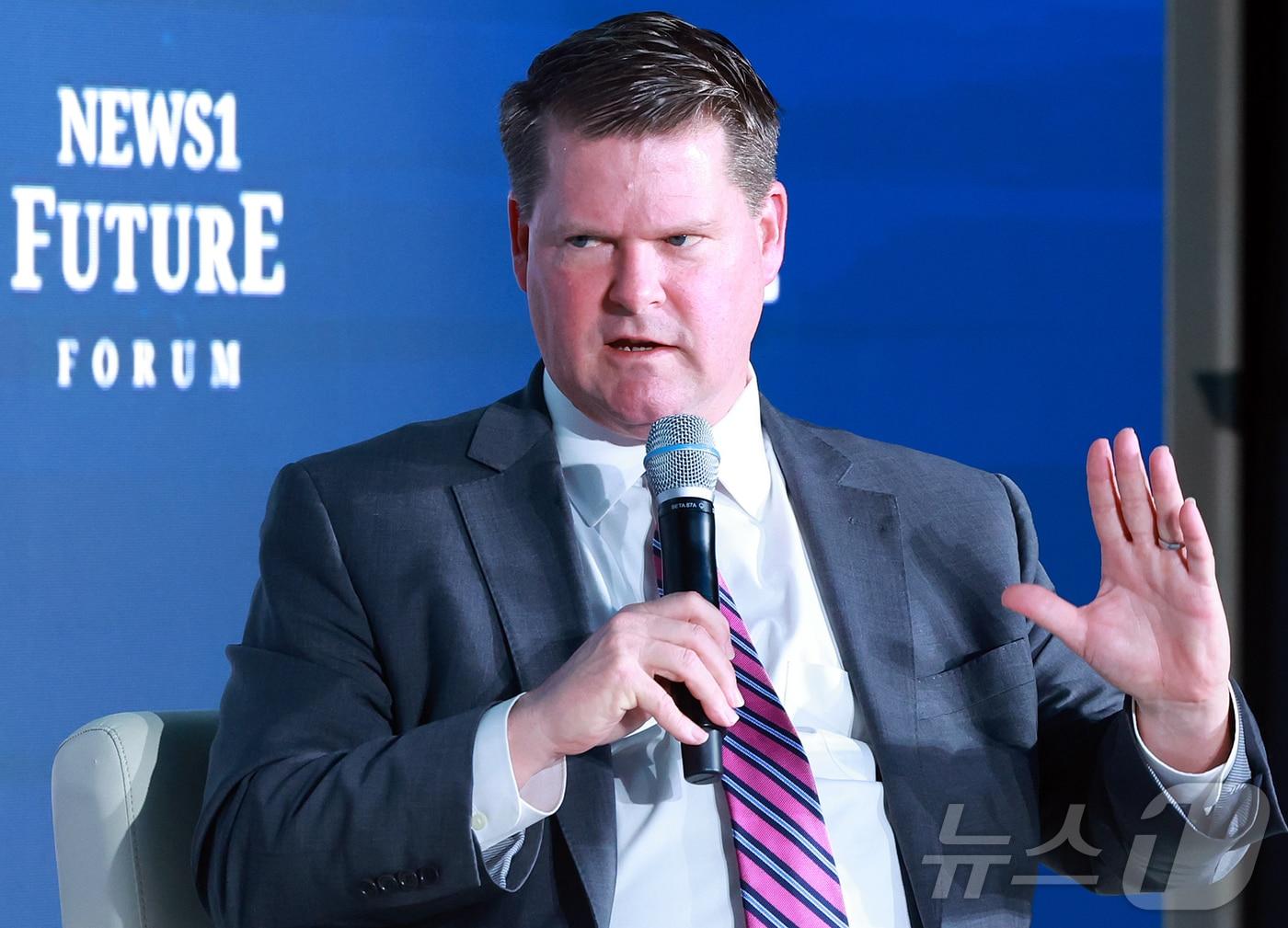 본문 이미지 - 랜달 슈라이버 전 미 국방부 동아시아·태평양 담당 차관보&#40;현 프로젝트 2049 연구소 소장&#41;이 7일 서울 여의도 페어몬트 호텔에서 열린 뉴스1 미래포럼에서 김현욱 세종연구소 소장과 특별대담을 하고 있다. ‘트럼프 2.0과 新한국:위기 극복 해법 찾기’를 주제로 열린 이번 포럼은 뉴스1 주최로 열렸다. 2025.5.7/뉴스1 ⓒ News1 김진환 기자