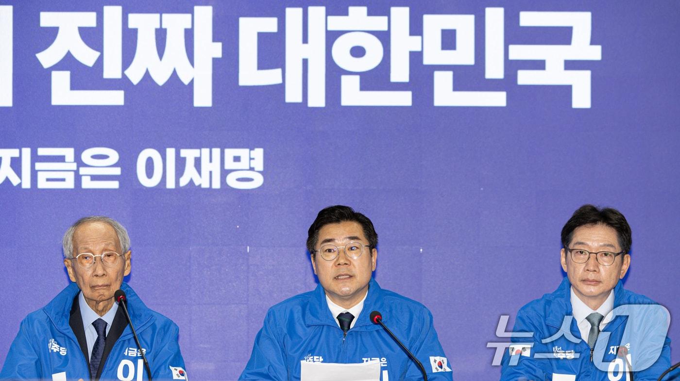 본문 이미지 - 박찬대 더불어민주당 상임 총괄선대위원장이 7일 오전 서울 여의도 민주당사에서 열린 중앙선거대책위원회의에서 발언을 하고 있다. 2025.5.7/뉴스1 ⓒ News1 이재명 기자