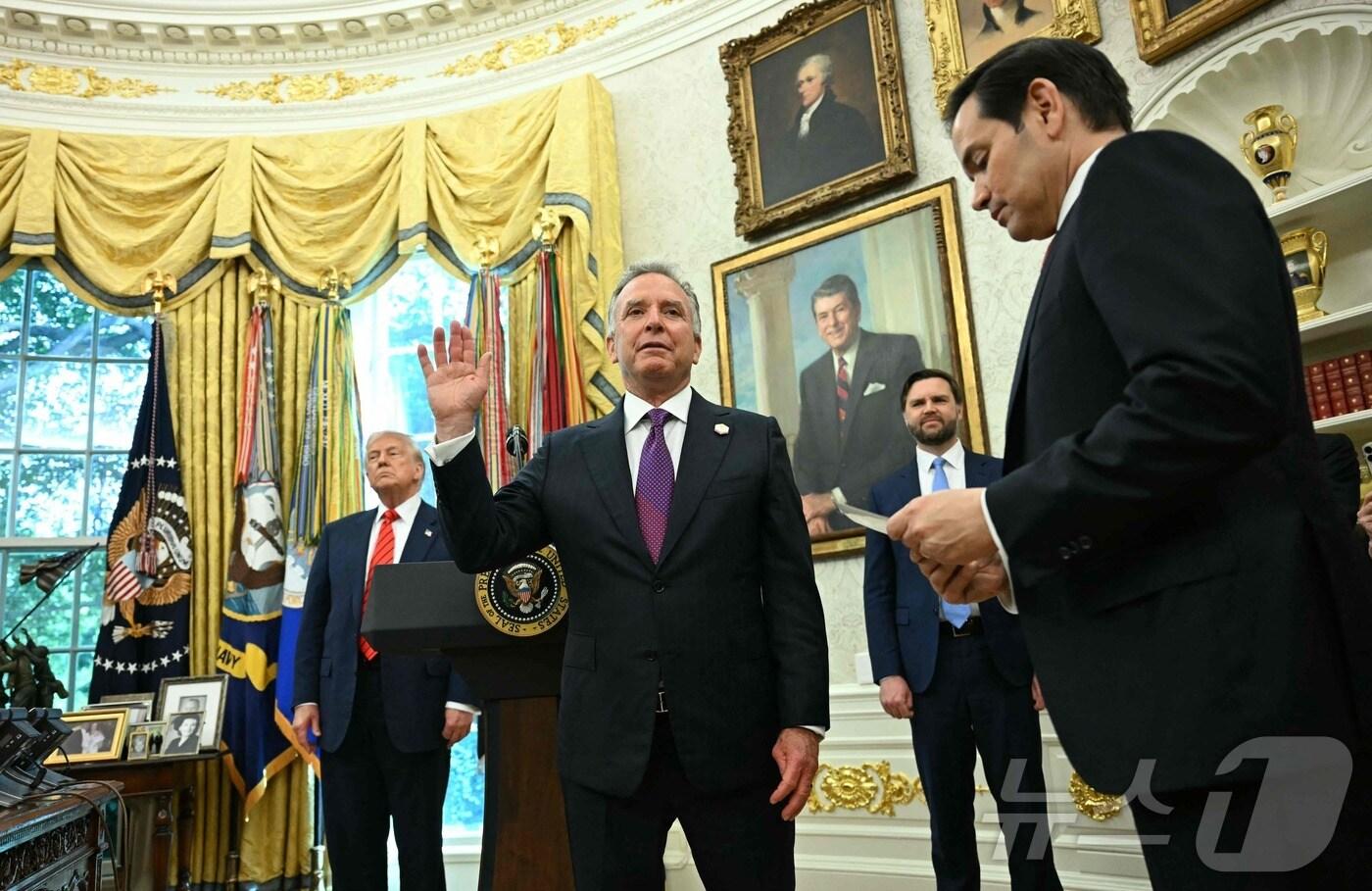 도널드 트럼프 미국 대통령과 JD 밴스 부통령이 6일&#40;현지시간&#41; 워싱턴 백악관에서 마코 루비오 국무장관 앞 취임 선서하는 스티브 위트코프 중동 특사를 지켜 보고 있다. 2025.05.07 ⓒ AFP=뉴스1 