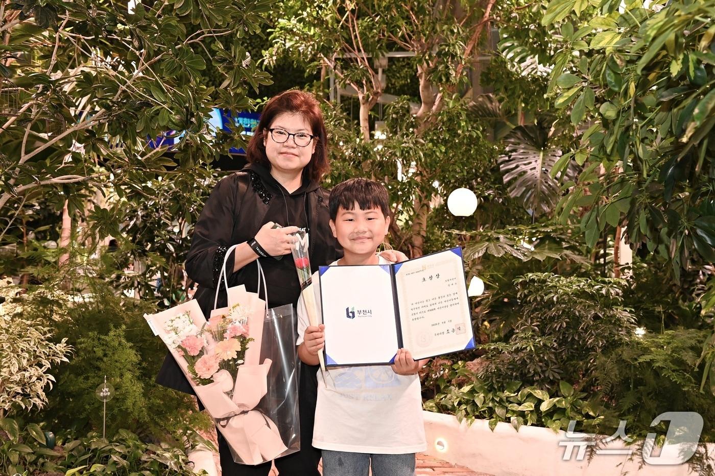 정태욱 군(사진 오른쪽)과 그의 어머니 A 씨(경기 부천시 제공.재판매 및 DB금지)