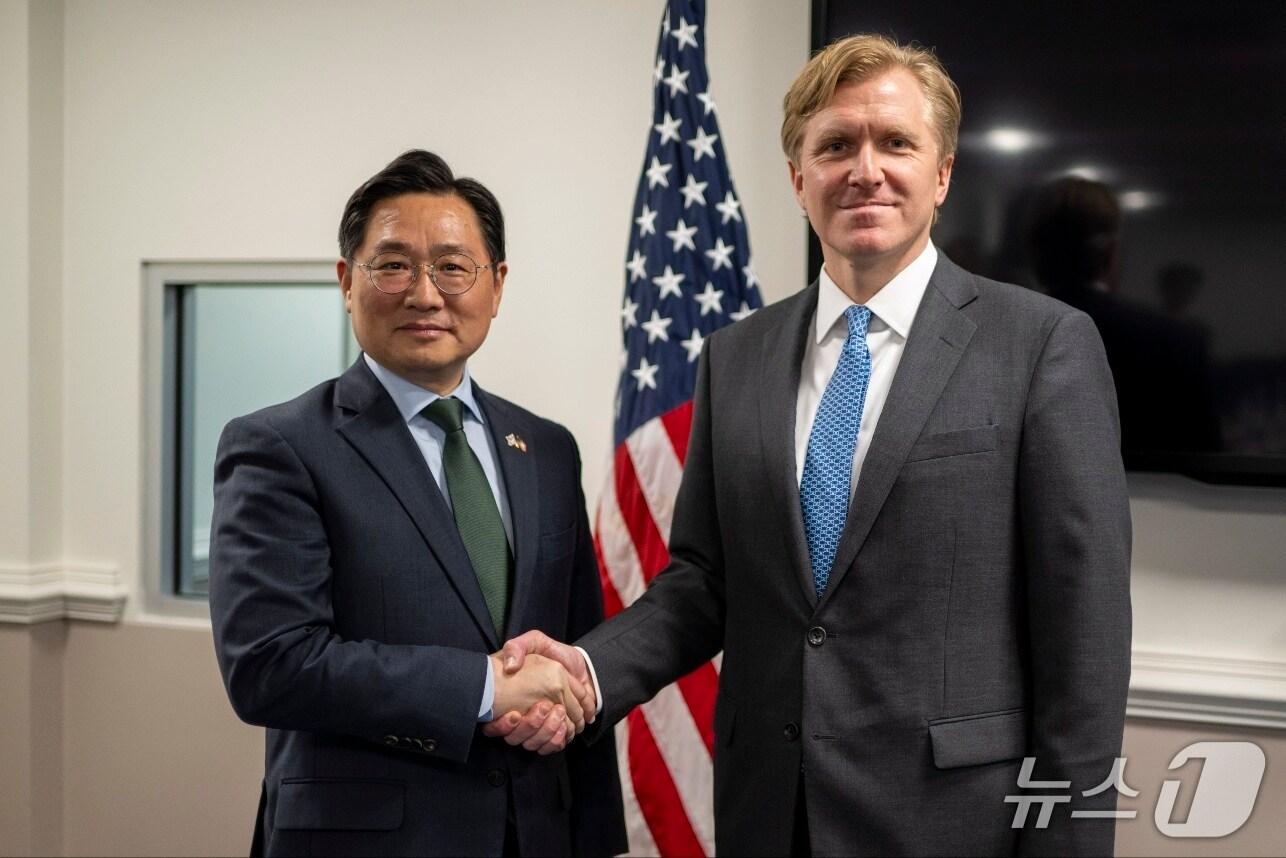 본문 이미지 - 2일&#40;미국 현지시각&#41; 미국 워싱턴D.C.에서 조창래 국방부 정책실장&#40;사진 왼쪽&#41;과 엘브릿지 콜비 미 국방부 정책차관이 회의 후 면담에서 악수하고 있다. &#40;국방부 제공&#41;
