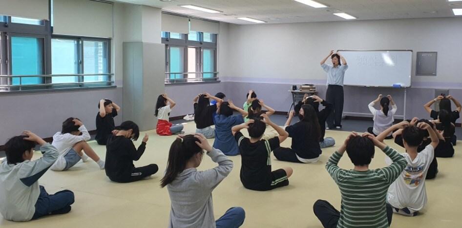 본문 이미지 - 학생 집단상담 프로그램인 '찾아가는 아람두리' 춤 테라피. (세종시교육청 제공. 재판매 및 DB금지) 