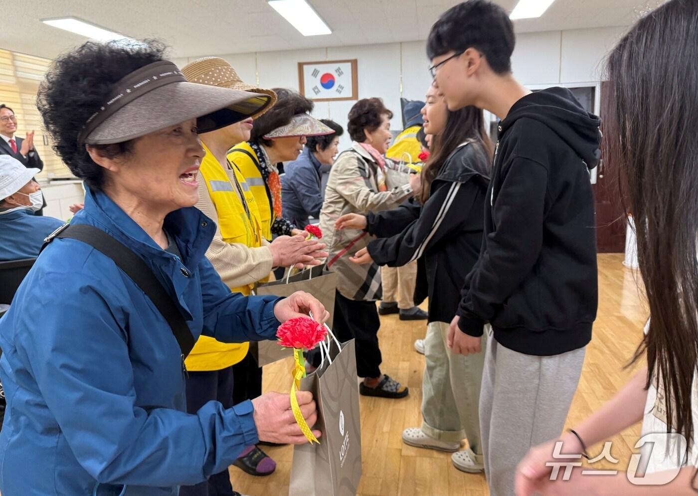 충북 증평초등학교 학생자치회는 어버이날을 맞아 교통도우미 활동을 하는 어르신들에게 직접 만든 카네이션과 손 편지, 선물을 7일 전달했다.(괴산증평교육지원청 제공)/뉴스1
