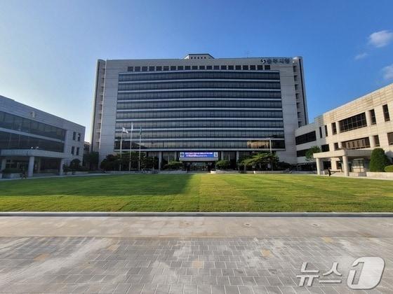 본문 이미지 -  7일 충북 충주시가 시청 잔디광장을 조성한 지 11개월 만에 시민에게 개방한다고 밝혀 논란이다.&#40;자료사진&#41;/뉴스1