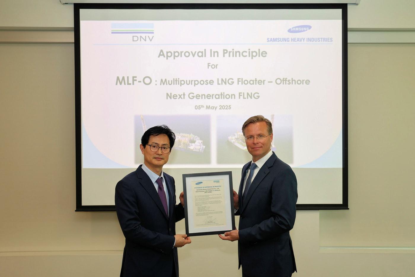 본문 이미지 - 삼성중공업 장해기 기술개발본부장(왼쪽)과 토르게이르 스테리 DNV 수석 부사장이 기념 촬영을 하고 있다(삼성중공업 제공)