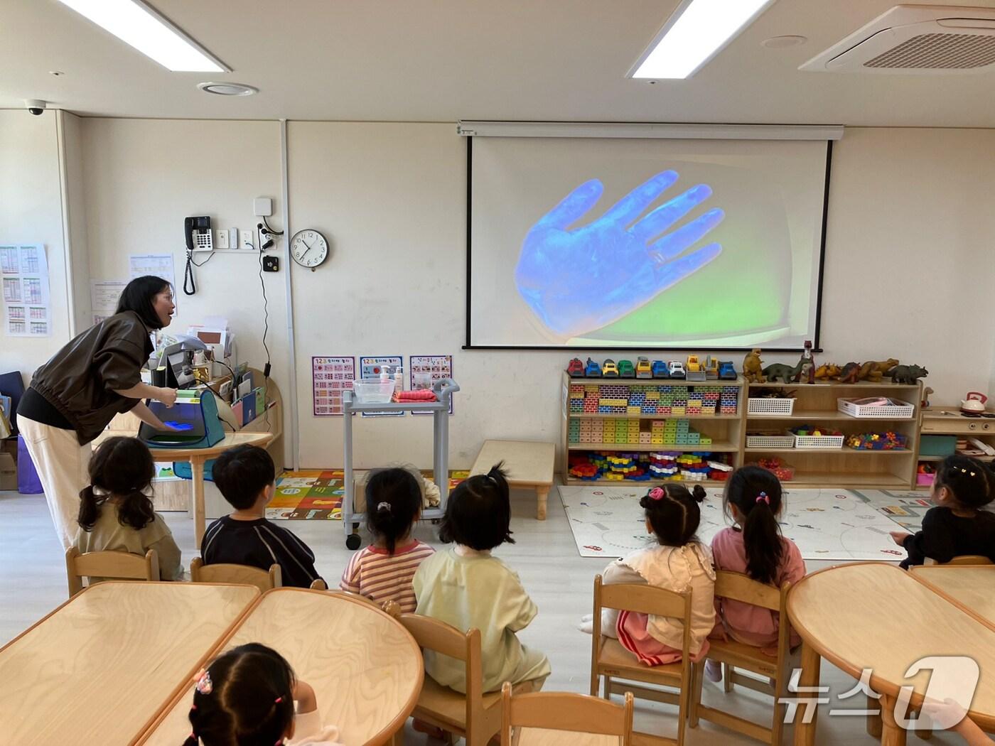본문 이미지 - '뷰박스'로 손씻기 교육 중인 강원 양양 하나어린이집 원아들.(양양군 제공, 재판매 및 DB 금지) 2025.5.7/뉴스1