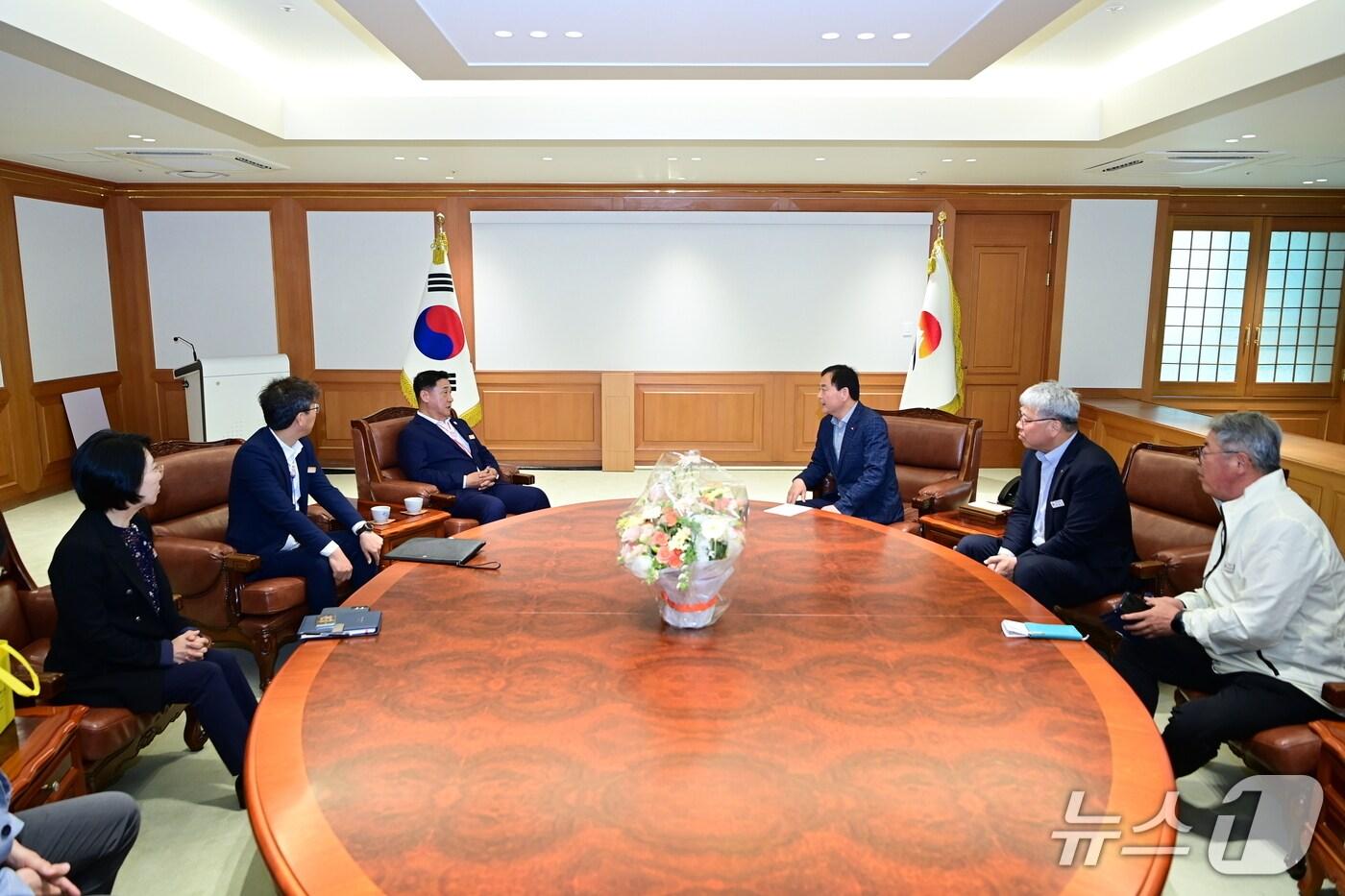 정영철 영동군수(왼쪽)가 김천시청을 방문해 배낙호 시장과 대화를 나누고 있다. (영동군 제공. 재판매 및 DB금지) 