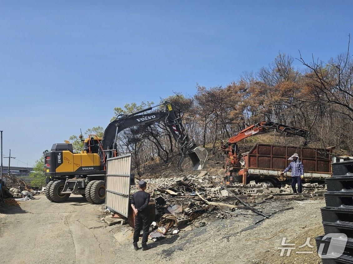 본문 이미지 - 7일 안동시 남후면에서 산불로 타버린 집을 철거하고 있다.2025.5.7/뉴스1 신성훈 기자