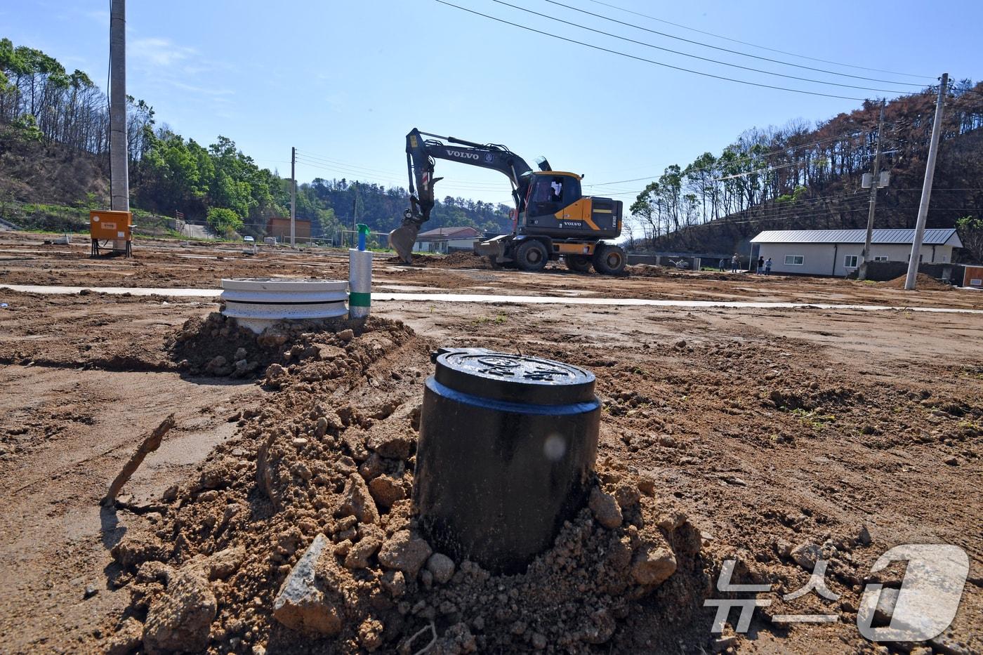 7일 초대형산불피해지역인 경북 영덕군 영덕읍 매정리 초등학교 앞 부지에서 영덕군이 이재민들에게 공급할 임시조립식주택 기반 공사를 진행하고 있다. 영덕군은 이번 주 중으로 모듈러 주택 등 총 70동을 우선적으로 공급한다는 계획이다. ⓒ News1 최창호 기자