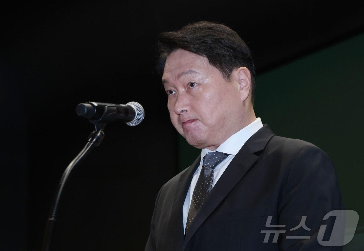 최태원 SK그룹 회장이 7일 오전 서울 중구 SK텔레콤 T타워 SUPEX홀에서 SK텔레콤의 해킹 사고와 관련해 대국민 사과를 하고 있다. (공동취재) 2025.5.7/뉴스1 ⓒ News1 박지혜 기자