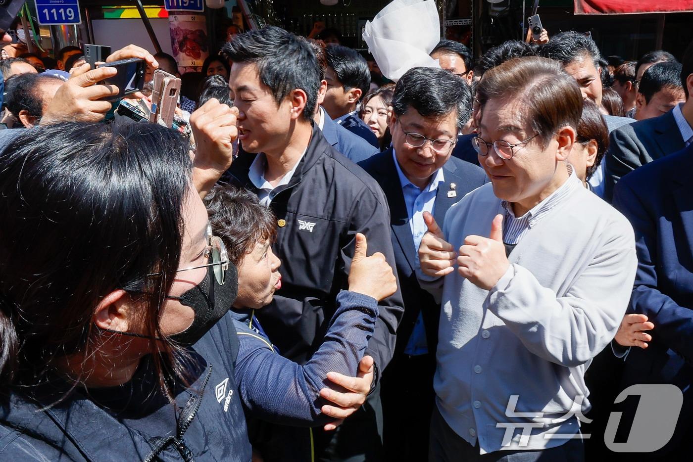 이재명 더불어민주당 대통령 후보가 2차 골목골목 경청투어 마지막 날인 7일 오전 전북 진안군 진무로를 찾아 인사하고 있다. 2025.5.7/뉴스1 ⓒ News1 안은나 기자