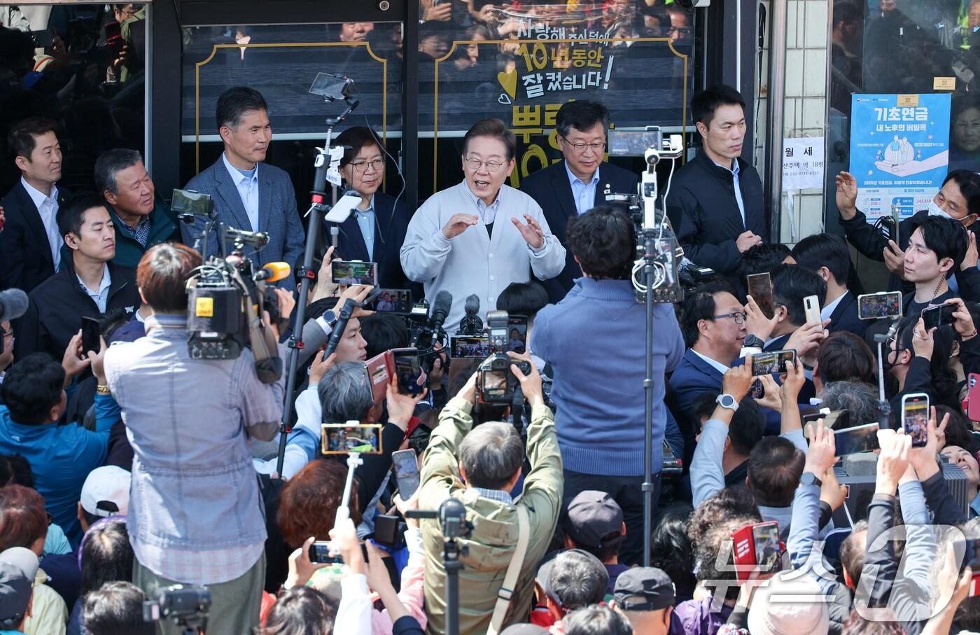 본문 이미지 - 이재명 더불어민주당 대통령 후보가 2차 골목골목 경청투어 마지막 날인 7일 오전 전북 진안군 진무로를 찾아 즉흥 연설하고 있다. 2025.5.7/뉴스1 ⓒ News1 안은나 기자