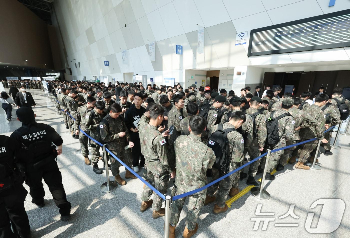 7일 경기 고양시 킨텍스에서 열린 국군장병 취업박람회에서 장병들이 입장을 기다리고 있다. 2025.5.7/뉴스1 ⓒ News1 허경 기자
