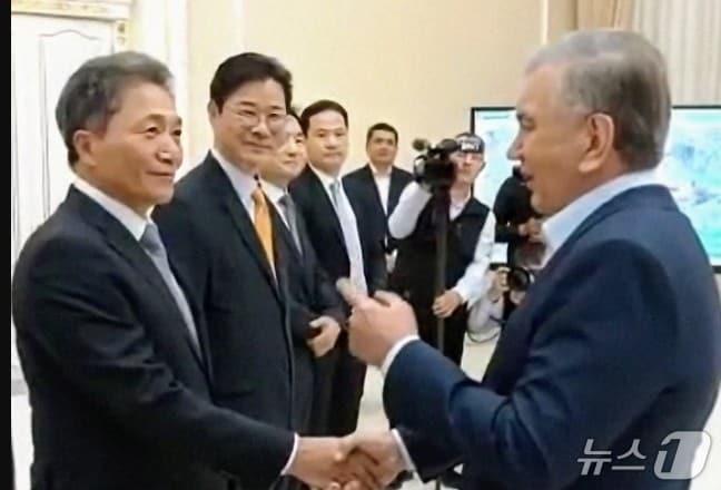 본문 이미지 - 이학재 인천공항공사 사장이 미르지요예프 우즈베키스탄 대통령과 대화를 나누고 있다. (인천공항공사 제공. 재판매 및 DB금지) /뉴스1 ⓒ News1