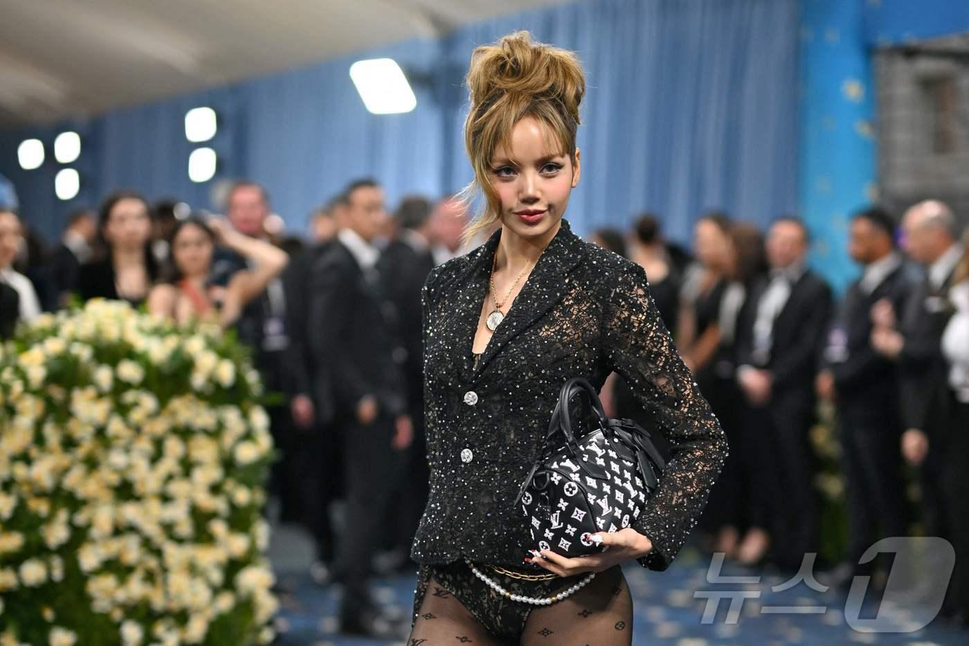 블랙핑크 리사가 5일(현지시간) 미국 뉴욕 메트로폴리탄 미술관에서 열린 '2025 메트 갈라'에서 포즈를 취하고 있다. ⓒ AFP=뉴스1