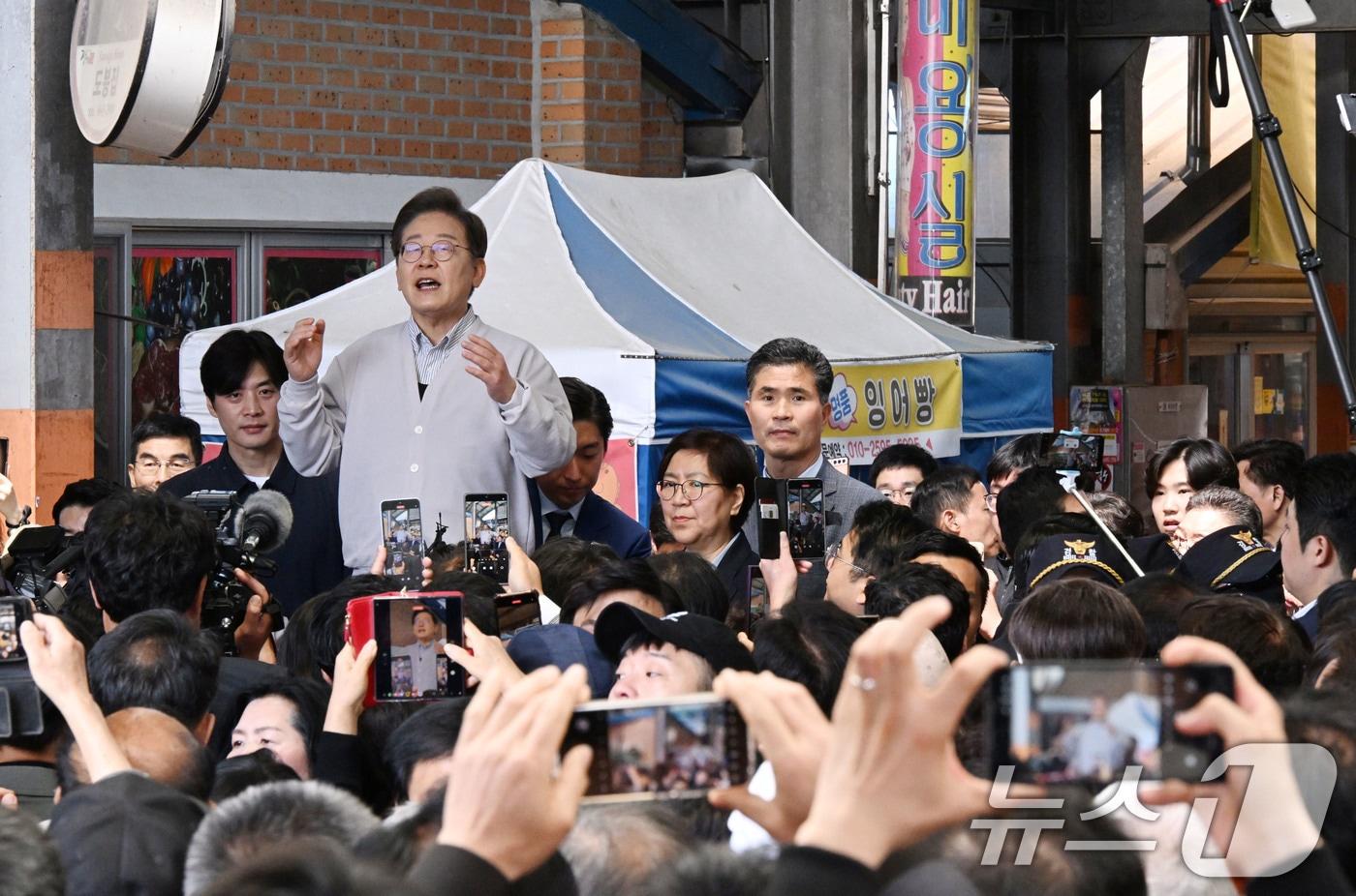 이재명 더불어민주당 대통령 선거 후보가 2차 골목골목 경청투어 마지막 날인 7일 오전 전북 임실군 임실시장을 찾아 즉흥 연설하고 있다. &#40;공동취재&#41; 2025.5.7/뉴스1 ⓒ News1 안은나 기자