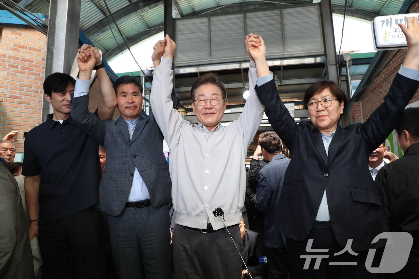 지난 7일 이재명 더불어민주당 당시 대통령 후보가 전북 임실군 임실시장을 찾아 인사하고 있다. 왼쪽부터 한준호, 이원택 의원, 이 후보, 정은경 총괄선대위원장. &#40;공동취재&#41; /뉴스1 ⓒ News1 안은나 기자