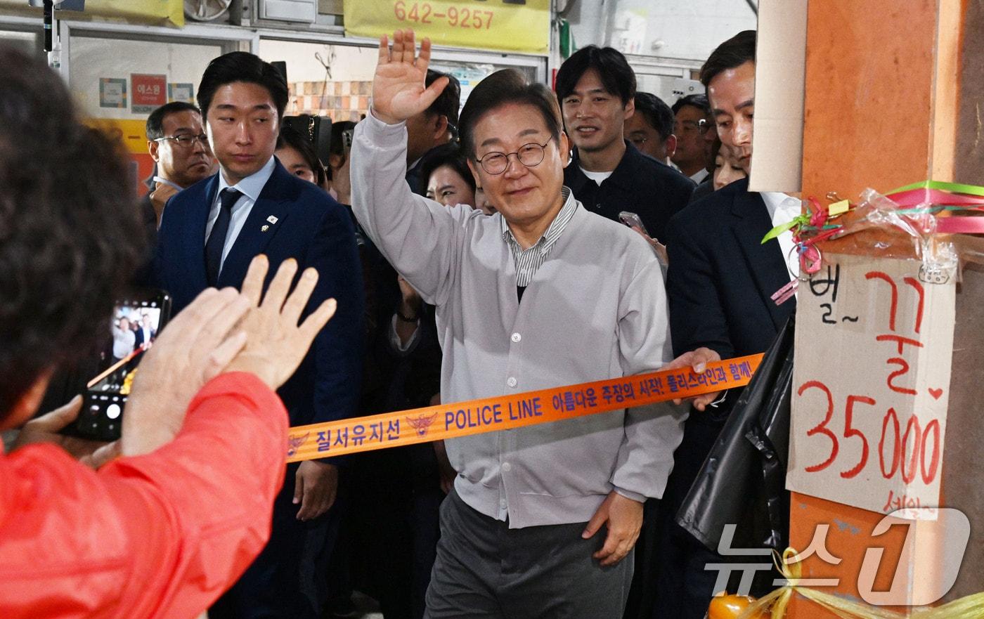 이재명 더불어민주당 대통령 후보가 2차 골목골목 경청투어 마지막 날인 7일 오전 전북 임실군 임실시장을 찾아 인사하고 있다. (공동취재) 2025.5.7/뉴스1 ⓒ News1 안은나 기자