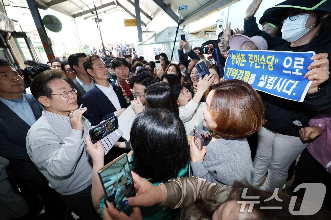 본문 이미지 - 이재명 더불어민주당 대통령 후보가 2차 골목골목 경청투어 마지막 날인 7일 오전 전북 임실군 임실시장을 찾아 인사하고 있다. (공동취재) 2025.5.7/뉴스1 ⓒ News1 안은나 기자