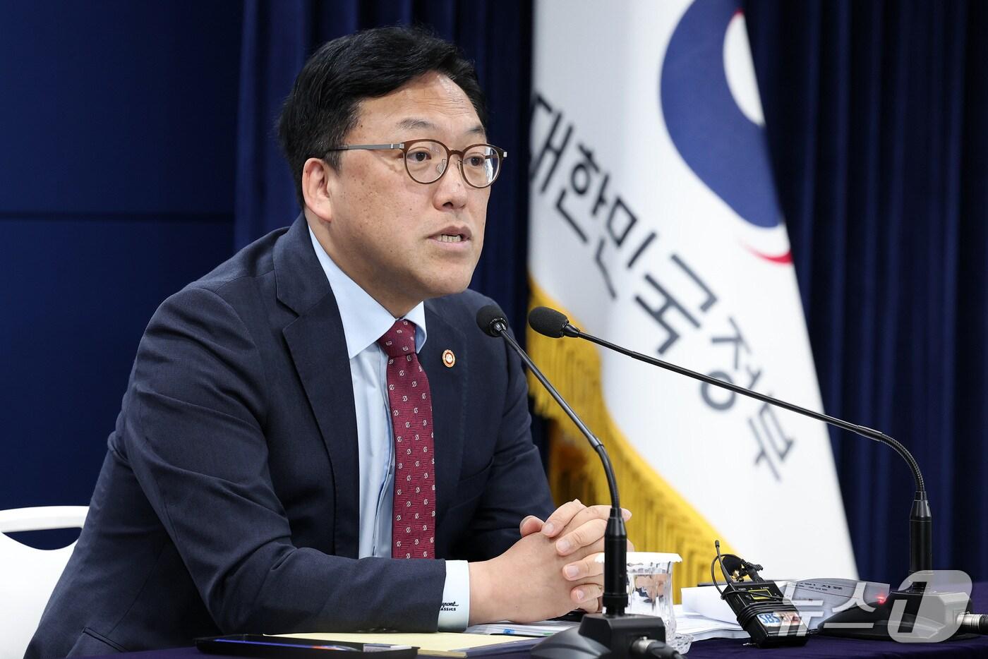 김병환 금융위원회 위원장이 7일 서울 종로구 정부서울청사에서 열린 정례 기자간담회에서 모두발언을 하고 있다.  2025.5.7/뉴스1 ⓒ News1 김성진 기자