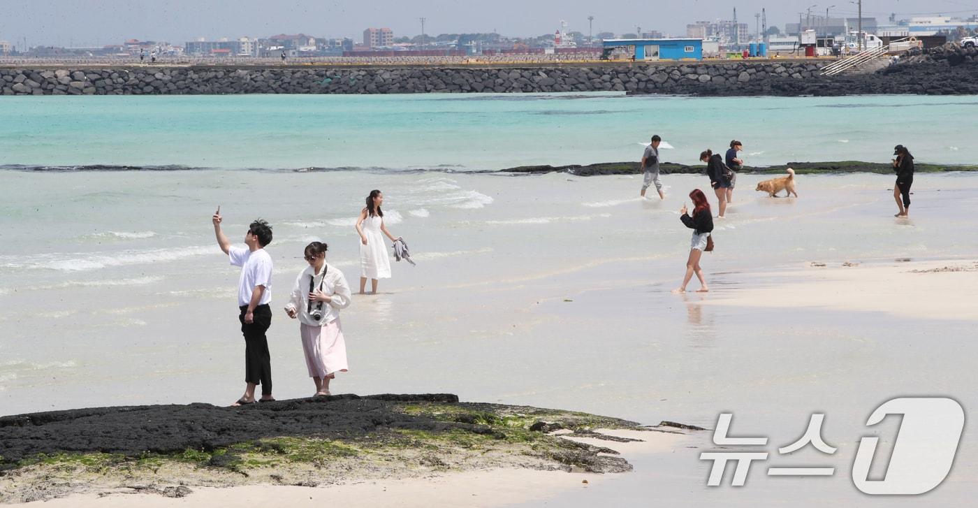 맑은 날씨를 보인 7일 오후 제주시 한림읍 협재해수욕장에서 관광객들이 가벼운 옷차림으로 즐거운 시간을 보내고 있다. 2025.5.7/뉴스1 ⓒ News1 오현지 기자