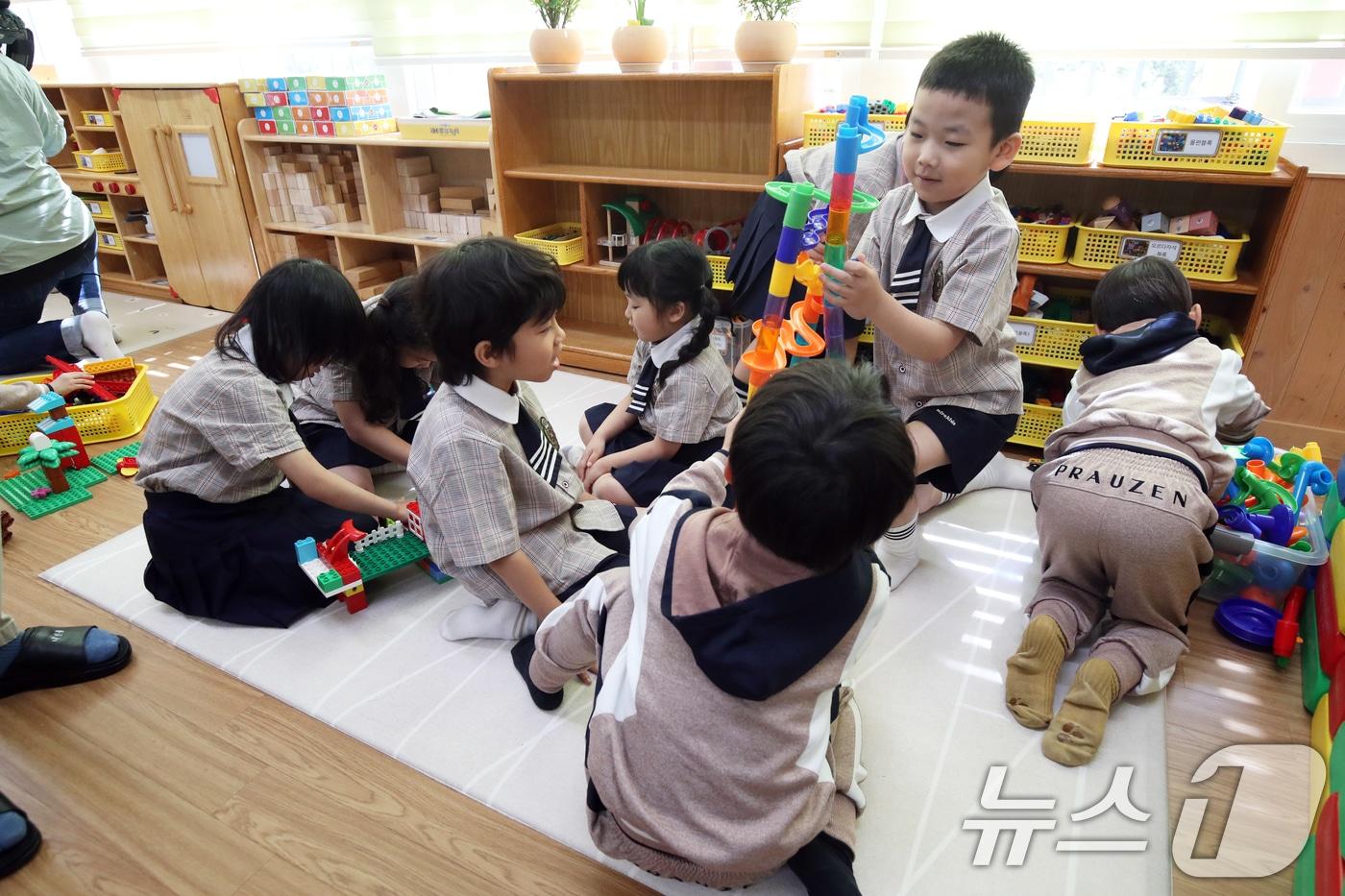 7일 오전 제주시 한림초등학교병설유치원에서 한림초 병설유치원 원아들과 재릉초 병설유치원 원아들이 함께 놀이활동을 하고 있다.  2025.5.7/뉴스1 ⓒ News1 오현지 기자