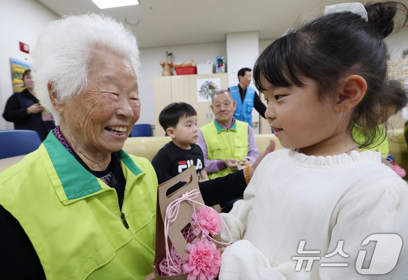 어버이날을 하루 앞둔 7일 오전 경기 수원시 팔달구 팔달노인복지관에서 관내 어린이집 아이들이 어르신들에게 카네이션을 달아드리고 있다. 2025.5.7/뉴스1 ⓒ News1 김영운 기자