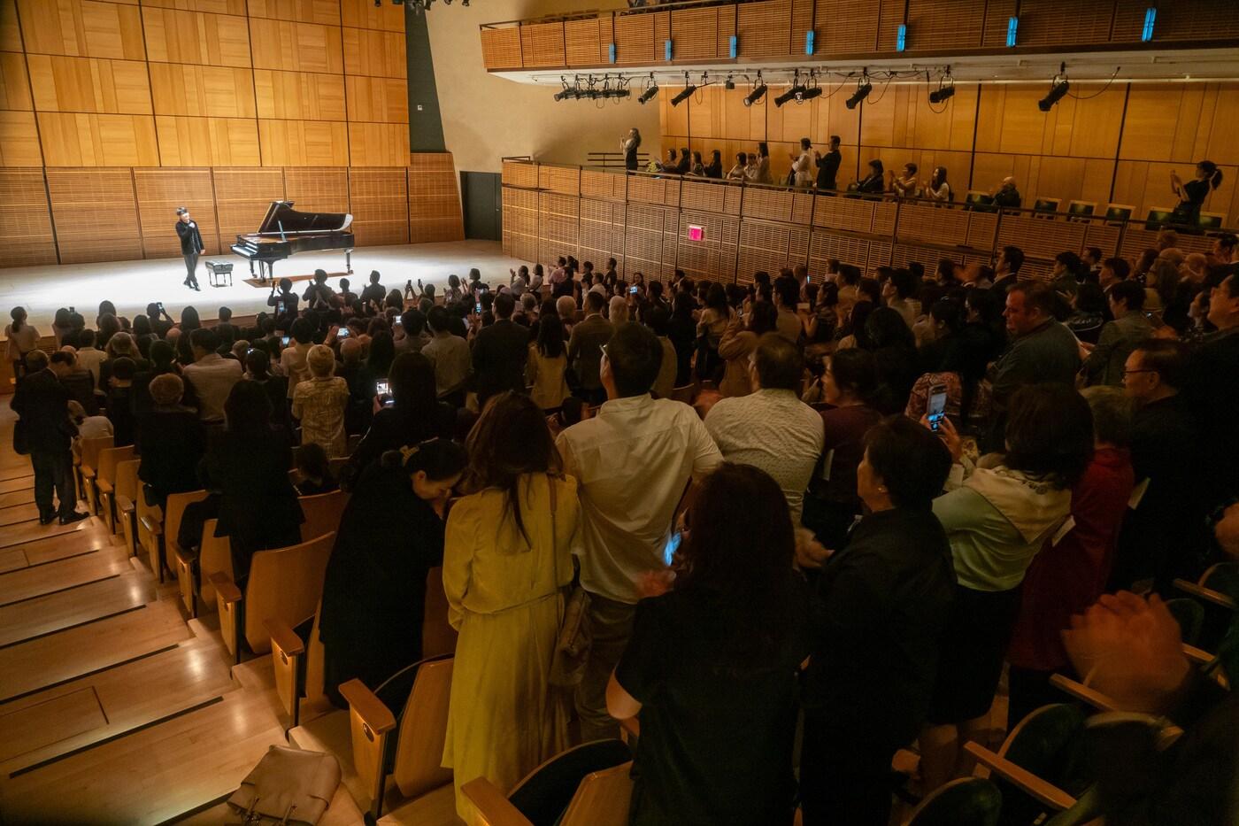 본문 이미지 - 2일 선우예권의 공연이 끝난 후 관객들은 기립하며 뜨거운 박수와 환호를 보냈다. (한국메세나협회 제공)